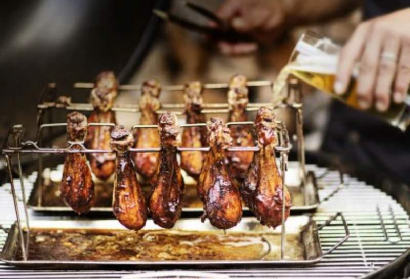 Tajný fígl na nejlepší stehýnka: Znáte stojan na pečení kuřecích kousků?