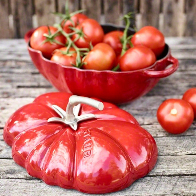 STAUB Cocotte hrnec ve tvaru rajčete 25 cm/2,9l višeň