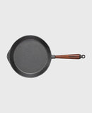 SKEPPSHULT Litinová pánev 28cm s rukojetí ze dřeva