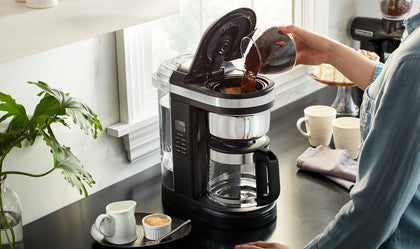 KitchenAid Překapávací kávovar se spirálovými tryskami tmavě mandlová