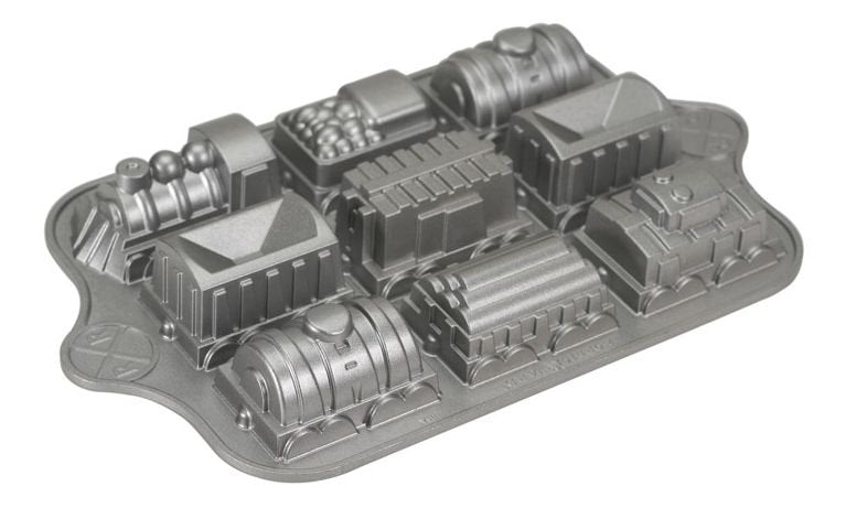 Nordic Ware Mini bábovky Vláček plát s 9 formičkami vagonků 5 cup stříbrná 59048