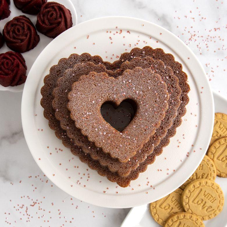 Nordic Ware Forma na bábovku Srdce stupňovité 12 cup karamelová 89937