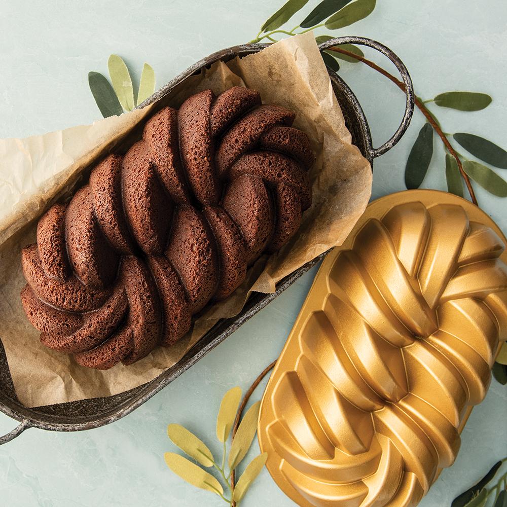 Nordic Ware Forma na chlebíček 75 let  propletená 6 cup zlatá 96077