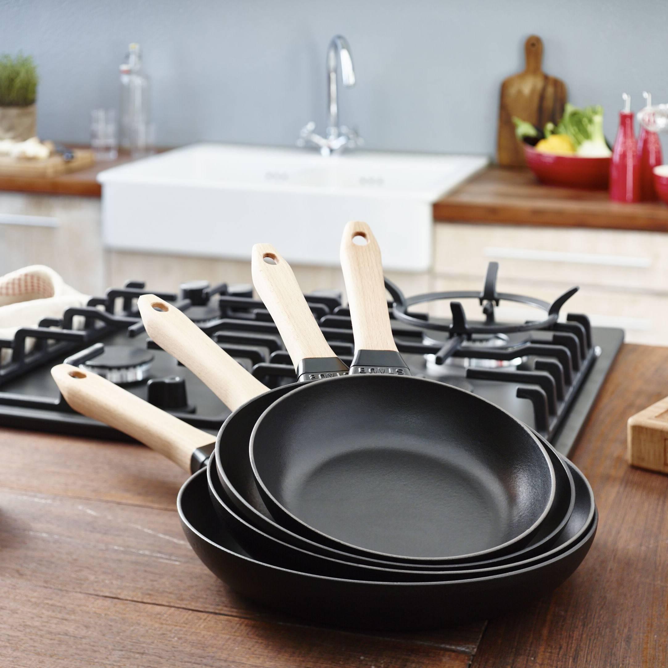 Staub Pánev 26 cm dřevěná rukojeť černá 1005024