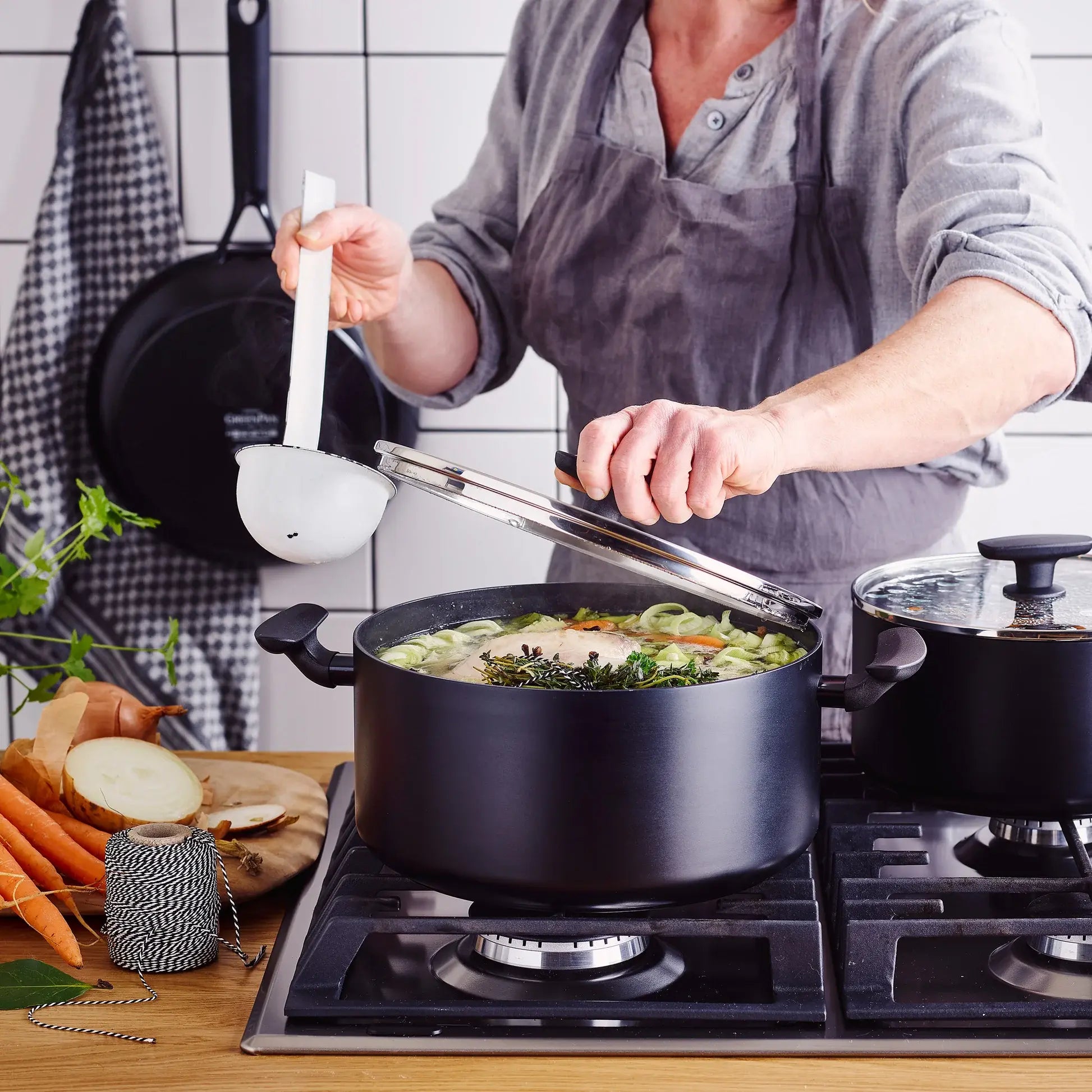GreenPan SMART hrnec 24 cm s poklicí, černá CC005195-001