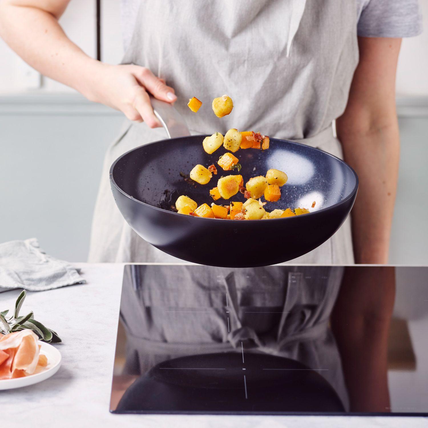 GreenPan EVOLUTION wok pánev 28 cm, černá CC006388-001
