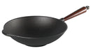 SKEPPSHULT Litinová pánev Wok 30cm 3,5l s rukojetí ze dřeva